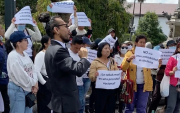 El Frente de Pacientes Renales, presidido por Kevin Valdez, se ha manifestado en la Plaza Grande, para que se garanticen las diálisis que requieren.