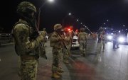 Militares realizando operativos durante una jornada de toque de queda en Guayas.