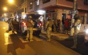 Efectivos de las Fuerzas Armadas realizan requisas durante una jornada de toque de queda en la provincia de Guayas.
