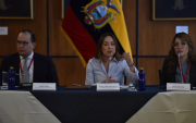 Mishel Mancheno (c.), presidenta de la Asamblea Nacional.