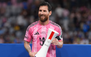 Lionel Messi celebra la conquista del torneo Campeones Cup, que Inter Miami ganó este miércoles a Cruz Azul en el estadio NU.