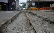 Los rieles del antiguo tranvía que reaparecieron en dos calles.