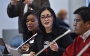 Viviana Veloz, parlamentaria correísta, rechaza la supresión de unidades anticorrupción.