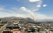 Un helicóptero de Bomberos realiza descargas de agua sobre Casitagua para apoyar las labores terrestres durante el incendio forestal registrado este jueves.