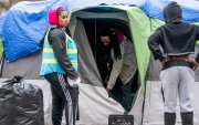 Fotografía de archivo de un defensor de personas sin hogar al alentar a un hombre a empacar sus pertenencias, en McPherson Square en Washington (EE.UU.).