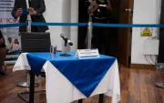 Silla vacía en la mesa de comparecencias durante la audiencia pública en Quito, donde se confirmó el archivo de la demanda tras la inasistencia del impugnante.