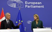 El Primer Ministro de Canadá, Mark Carney (i) y la Presidenta del Parlamento Europeo, Roberta Metsola (d).