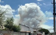 Una cortina de humo cubrió el Casitagua durante el incendio y fue visible desde varios sectores del norte de Quito este miércoles.