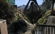 En Alma Lojana se realizó la limpieza de una quebrada para prevenir inundaciones y mantener despejados los cauces ante fuertes lluvias.