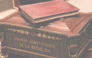 Vicente Rocafuerte, jefe supremo del Estado, organizó una convención nacional que produjo la primera Constitución que definió a la reunión de las provincias de Guayaquil, Quito y Cuenca como “República del Ecuador”.