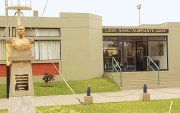 Exteriores del colegio Liceo Naval Almirante en Lima, Perú.