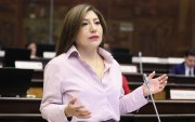 Inés Alarcón, presidenta de la Comisión de Seguridad, entregó a la Fiscalía el informe de fiscalización aprobado por la Asamblea sobre Segura EP.
