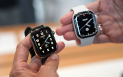 Una persona sostiene los nuevos Apple Watch Series 12, el día de su lanzamiento, en Nueva York (Estados Unidos).