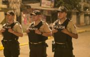 Agentes de la Policía Nacional patrullan las calles de Guayaquil durante el toque de queda.