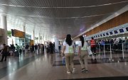 VISTA DE PASAJEROS CAMINANDO POR LOS PASILLOS DE LA TERMINAL AÉREA ||