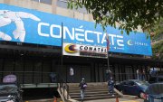 Un grupo de personas el 17 de septiembre de 2026 al caminar frente a la sede principal de la Comisión Nacional de Telecomunicaciones (CONATEL), en Caracas (Venezuela).