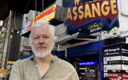 Mensaje de apoyo a Assange en espacios públicos, tras su reaparición en X