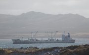 Fotografía que muestra un barco en la Bahía Yorke en las Islas Malvinas.