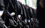 Mujeres militares iraníes de la fuerza paramilitar Basij, perteneciente al Cuerpo de la Guardia Revolucionaria Islámica, participan en un acto militar.