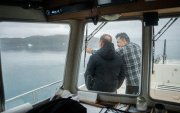 El Ministro de Defensa danés, Jeppe Bruus (izq.), y el Ministro de Asuntos Exteriores de Groenlandia, Mute B. Egede, conversan mientras visitan el ejercicio militar de la OTAN Arctic Shield 2026 en Narsarsuaq, Groenlandia, el 9 de septiembre de 2026.