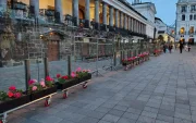 Las vallas no se retiraron del todo. Ahora se alternan con las nuevas jardineras.