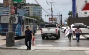 Irrespeto. Hay conductores que invaden el espacio peatonal en la zona.