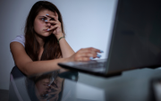 El uso de redes sociales entre niños y adolescentes plantea nuevos desafíos para las familias, las escuelas y las autoridades encargadas de proteger a los menores.