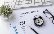 El Currículo Nacional por Competencias busca fortalecer el aprendizaje de niños y adolescentes mediante conocimientos, habilidades, valores y herramientas para la vida cotidiana.