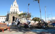 Los ciclistas del Wielerploeg Groot Amsterdam recorren una de las plazas por donde pasó la Vuelta al Ecuador.