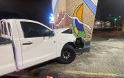 La camioneta se impactó contra la base de un paso a desnivel ubicado en la avenida Carlos Julio Arosemena, en el oeste de Guayaquil.