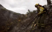 Las condiciones del terreno y los fuertes cambios en la dirección del viento complican el trabajo de los equipos de emergencia en el Casitagua.