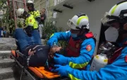 El trabajador fue rescatado por personal del Cuerpo de Bomberos de Guayaquil tras recibir una descarga eléctrica mientras realizaba labores de mantenimiento en Sauces 9.