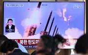 En Seúl, personas se sientan cerca de una pantalla de televisión que emite un noticiero con imágenes de archivo de una prueba de misiles de Corea del Norte, este domingo 20 de septiembre.