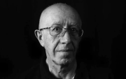 Iván Carvajal, poeta y pensador ecuatoriano, desarrolló una obra marcada por la reflexión sobre la existencia, el tiempo, la muerte y la condición humana.
