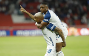 Deyverson (i.) celebra su gol con Liga de Quito ante Universidad Católica.