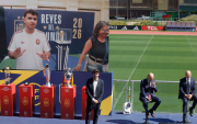 El presidente de la Real Federación Española de Fútbol (RFEF), Rafael Louzán (2d) durante el acto de renovación del seleccionador absoluto, Luis de la Fuente (d).