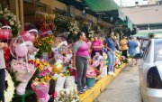 Los girasoles y las rosas amarillas son algunas de las flores más solicitadas durante esta fecha en Guayaquil.