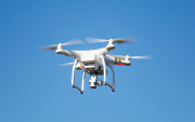 Un dron en vuelo, tecnología que deberá registrarse bajo la Ley de Aviación Civil en Ecuador.