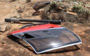 Una de las puertas del helicóptero accidentado en el monte Ololokwe con siete tripulantes.