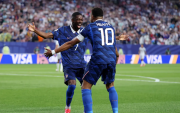 Kylian Mbappé y Ousmane Dembélé celebrando un gol en la selección de Francia.