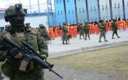 Militares custodian los centros penitenciarios de Ecuador como parte de las operaciones de seguridad y control de las cárceles.