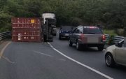 Un cabezal que transportaba un contenedor se volcó en la conexión entre la Vía Perimetral y la avenida Francisco de Orellana, en sentido norte.