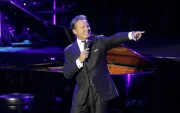 Luis Miguel confirmó que regresará a los escenarios con una nueva gira en 2027, una noticia que rápidamente generó expectativa entre sus seguidores.