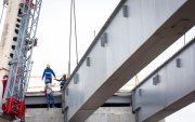 Las vigas metálicas de 50 metros fueron izadas para completar el primer cuerpo elevado de la solución vial de la avenida Juan Tanca Marengo.