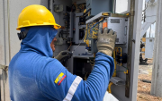 Técnicos trabajan en el restablecimiento de la energía.