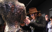 Johnny Depp en Estambul, junto a su escultura ‘The Bunnyman’, inspirada en un dibujo de su hijo Jack.