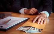 La corrupción y la impunidad son cuestionadas en esta reflexión, que reclama mayor integridad y responsabilidad de quienes ejercen funciones públicas en Ecuador.