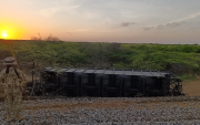 Un vagón descarrilado tras el atentado contra el tren de Cerrejón en La Guajira.