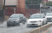En la avenida Benjamín Carrión, en el norte de Guayaquil, se registró acumulación de agua tras la intensa lluvia la mañana de este miércoles 23 de septiembre.