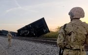 Ejército de Colombia prestando seguridad junto a un tren descarrilado este miércoles, en zona rural de Uribia (Colombia).